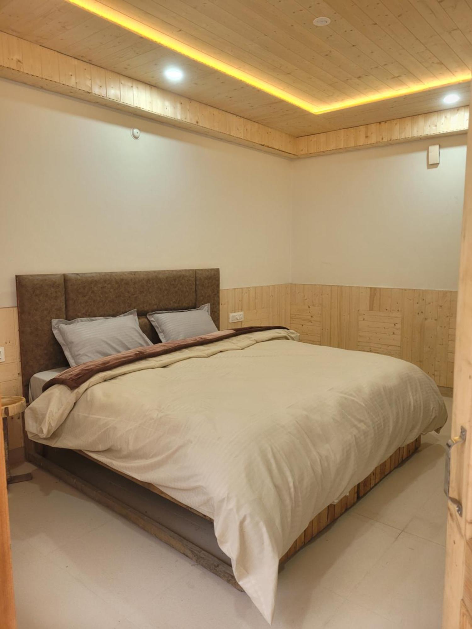 Whoopers Hostel Kasol Bagian luar foto