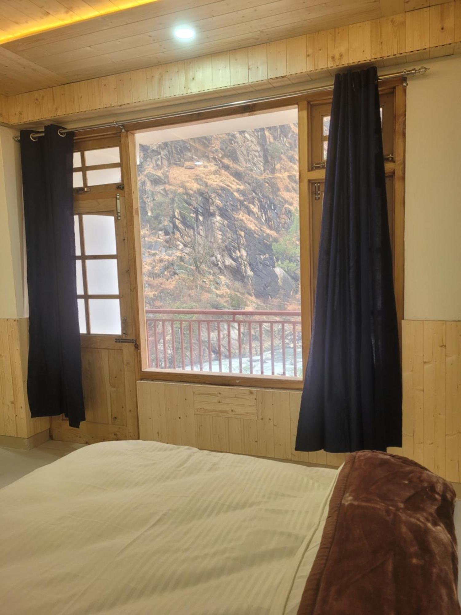 Whoopers Hostel Kasol Bagian luar foto